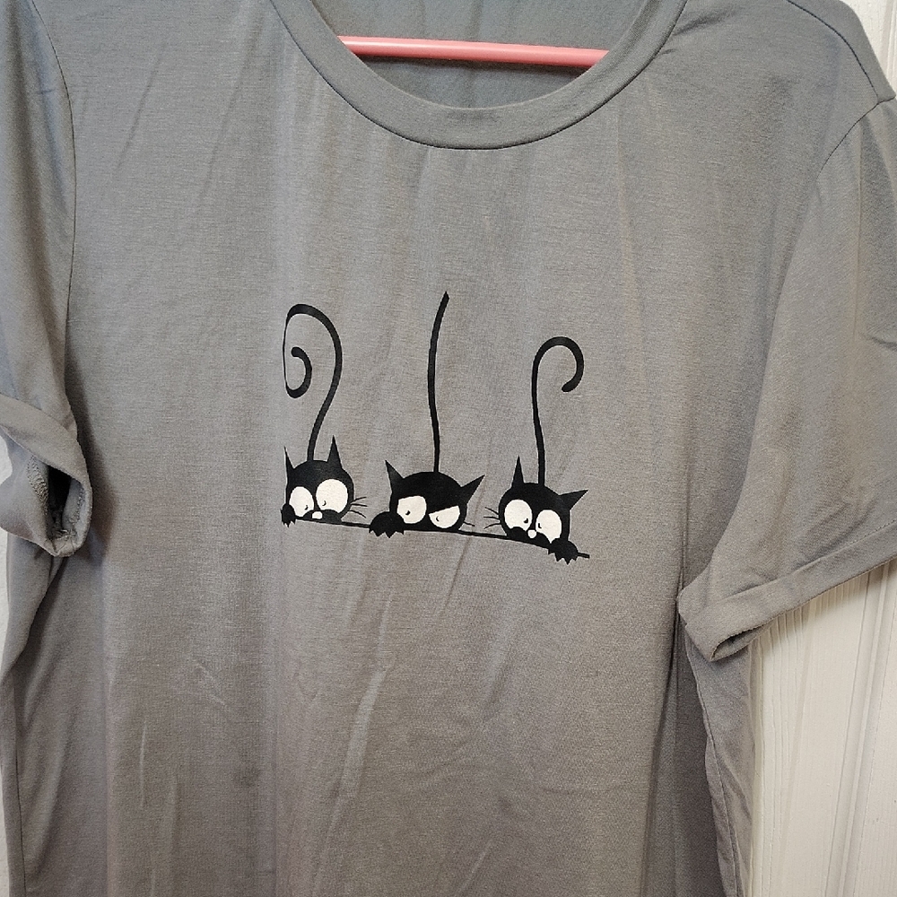 Gray Cat Graphic T-Shirt